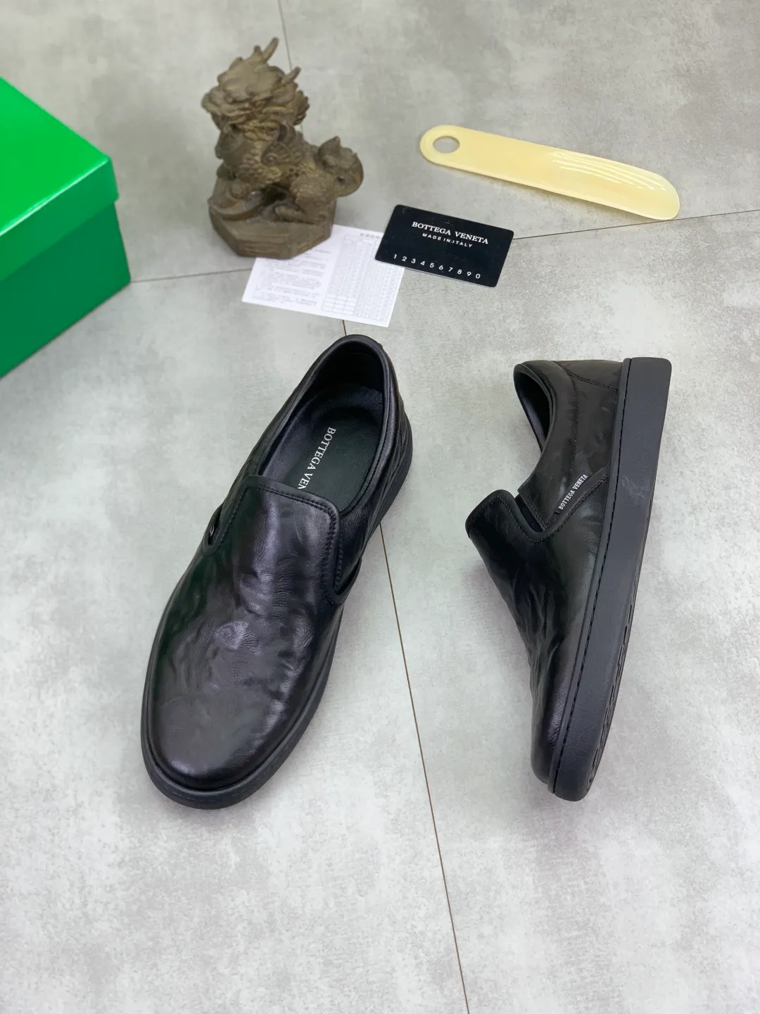 Men's shoes 💰P520 [New model] Water-dyed cow leather 💰High-quality business casual shoes 💎💎💎 BOTTEGA VENETA official website synchronizes the latest top version of BV in the market, accepts material comparison, shoe type comparison, process comparison, practical and textured, versatile and suitable for any occasion, the more you look at it, the more flavorful it becomes. Pure hand-woven craftsmanship - Upper material, hand-woven calfskin imported from Italy 🇮🇹 - High-quality water-dyed cowhide lining - Original private model customized outsole -Size: 39-45 Color: black or brown optional